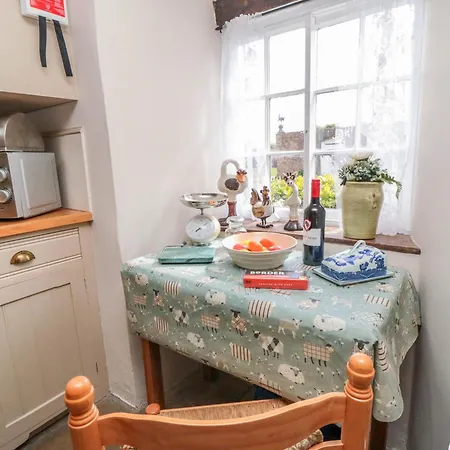 Snape Castle Under Croft And Gardens 贝德尔