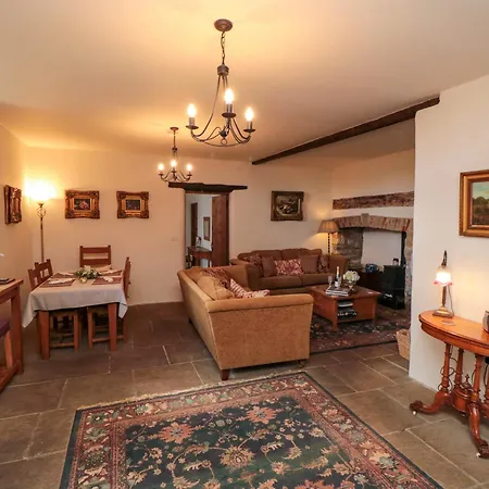 Snape Castle Under Croft And Gardens 贝德尔