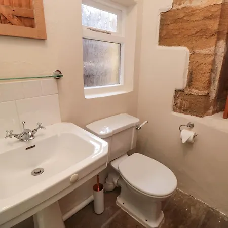 Snape Castle Under Croft And Gardens 贝德尔