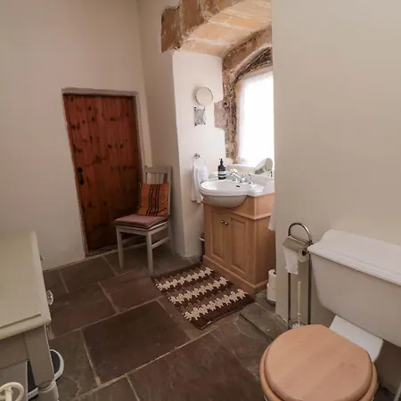 Snape Castle Under Croft And Gardens 贝德尔