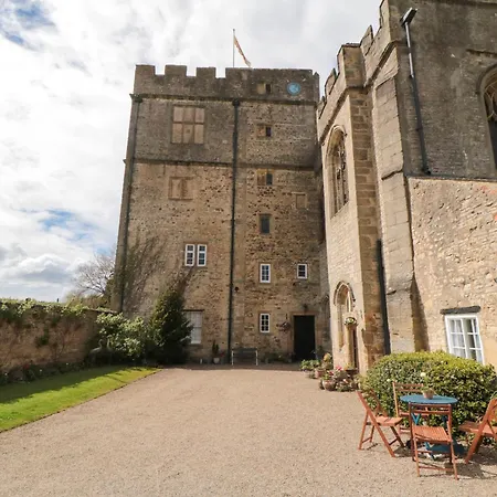 Snape Castle Under Croft And Gardens * 贝德尔