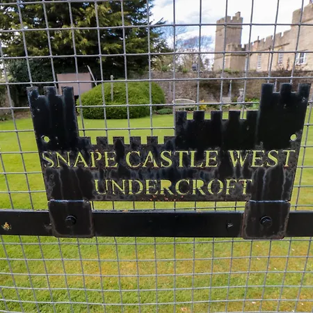 펜션 Snape Castle Under Croft And Gardens *